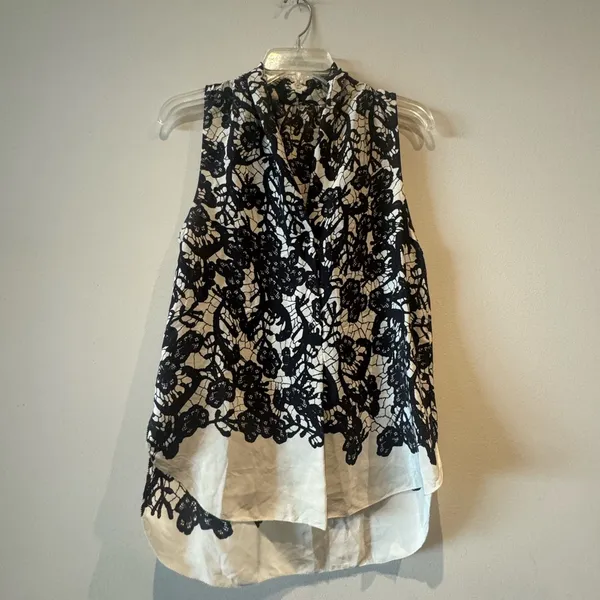 Aritzia Wilfred black/white sleeveless silk button front blouse size small - Image 2