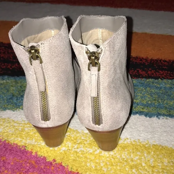 Tesori Raven Khaki Suede ankle booties size 9.5 - Image 4