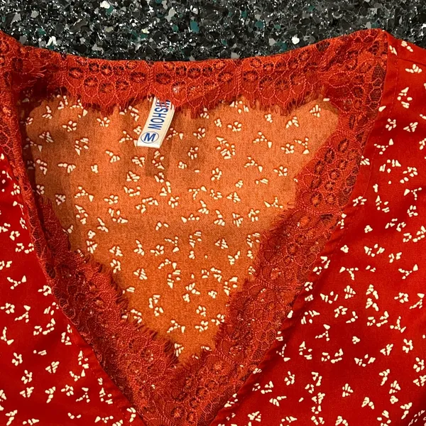 Women’s Red Medium Lace V Neck Trim Tank Top Shirt - Image 3