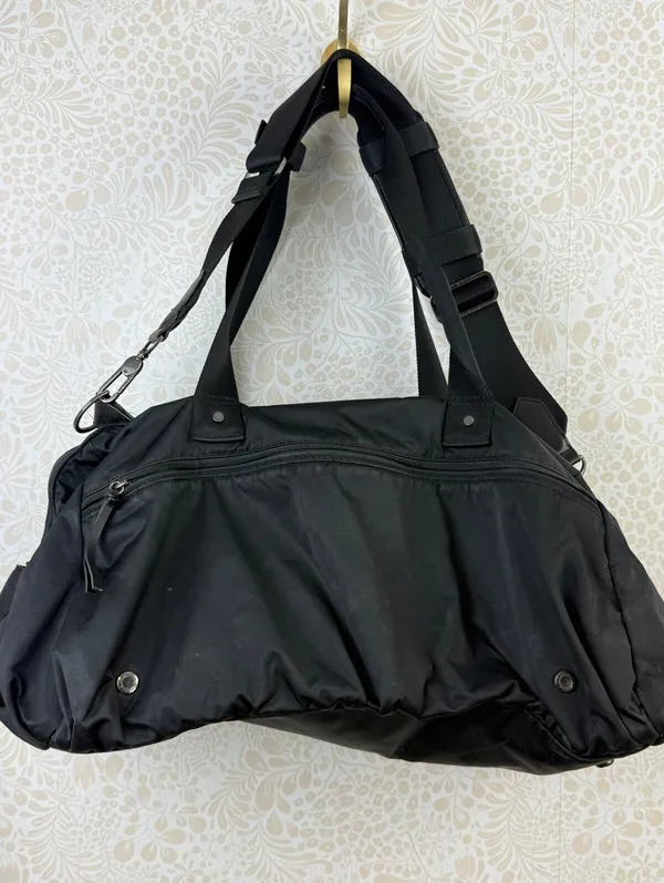 Lululemon Black Work It Out Duffel with Blue Floral Lining - Image 8