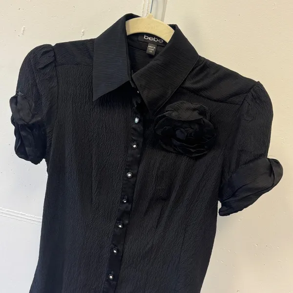 Y2K 2010s Bebe Black Silk Blend Crinkle Rosette Blouse Short Sleeve XS - Image 3