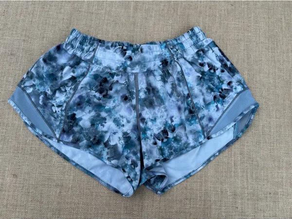 Lululemon Hotty Hot Low Rise Short Kaleidofloral Multi/Blue Cast -Size 6 - Image 4