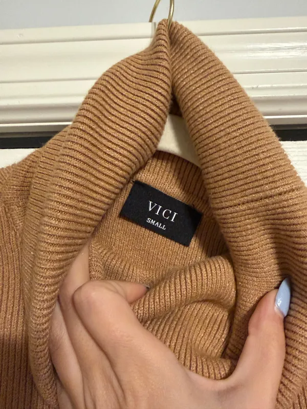 NWOT Vici cropped turtleneck sweater - Image 4
