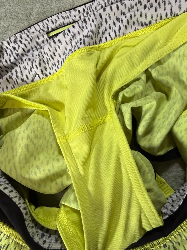 Lululemon Shorts 2.5" Hotty Hot Lined Yellow/Spots Sz 6 - Image 8