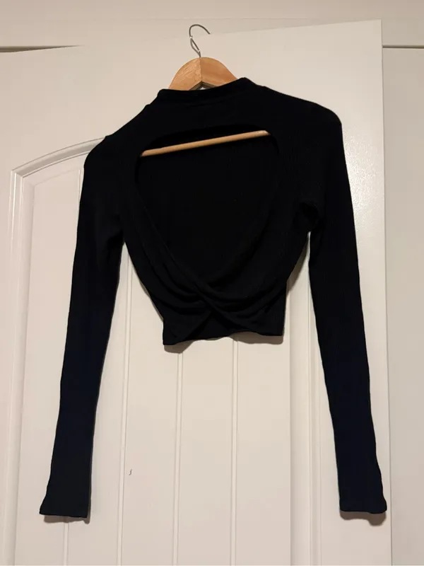 ALO Yoga Black mock neck Long-Sleeve Crop Top open back - Image 4