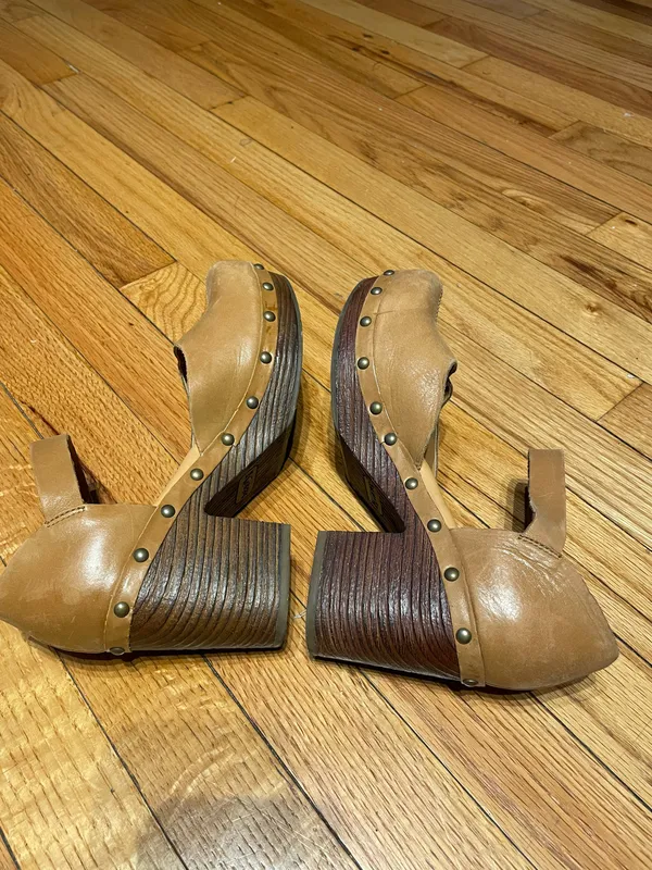 Korks Evah Clogs Leather Ankle buckle strap Chunky Block Boho Grommets Sandals Heels pumps retro studs mustard tan - Image 5