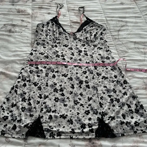 Black and white ditsy floral Y2K goth lace trim slip dress siz M spaghetti boho - Image 7
