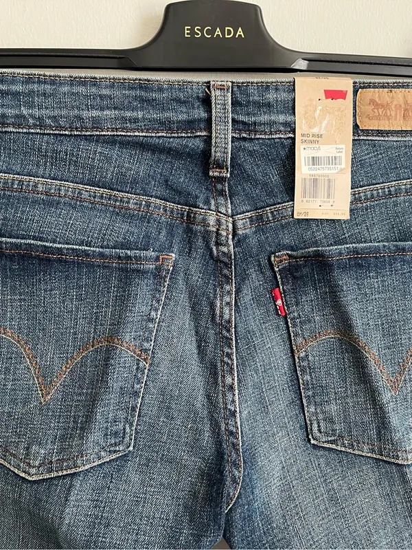 BNWT dark wash Women’s Levi’s mid rise jeans size 6 M/28 - Image 3