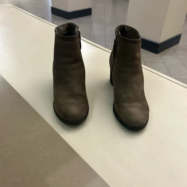 Rockport! Elegant Taupe Ankle Booties 7 1/2–great shape/clean - Image 2