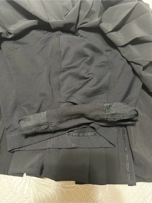 Lululemon black tennis skirt with built in shorts size 6 in great condition - Image 9