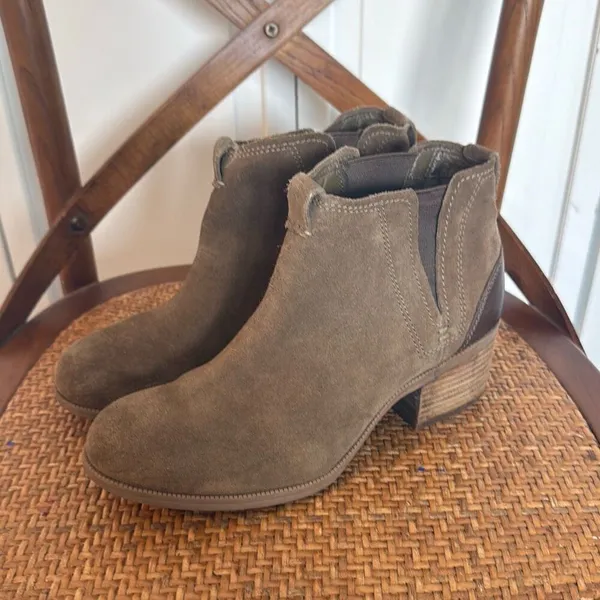 Clark’s Artisan Maypearl tan suede booties size 9.5 - Image 3
