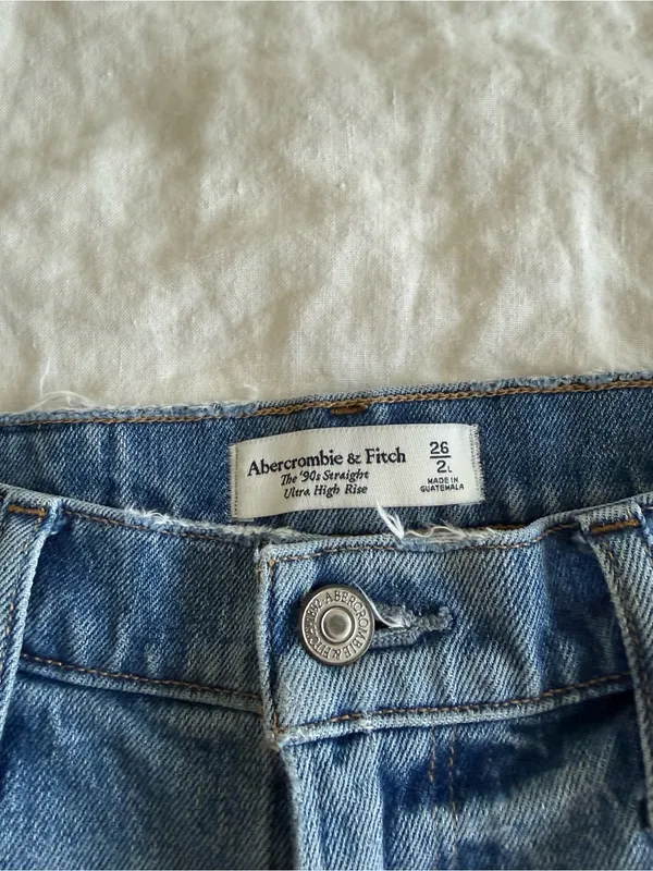 Abercrombie 90’s Straight Ultra High Rise - Image 4