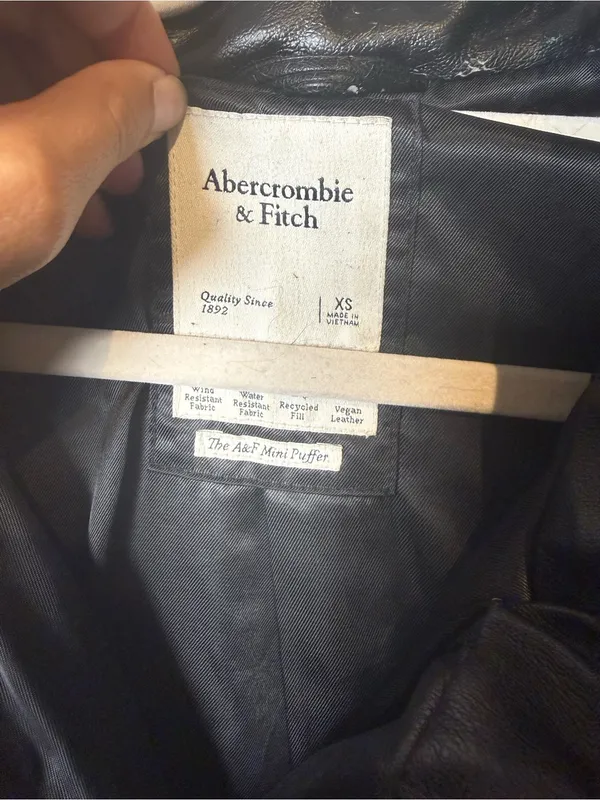 Abercrombie & Fitch Black Cropped Puffer Jacket - Image 4