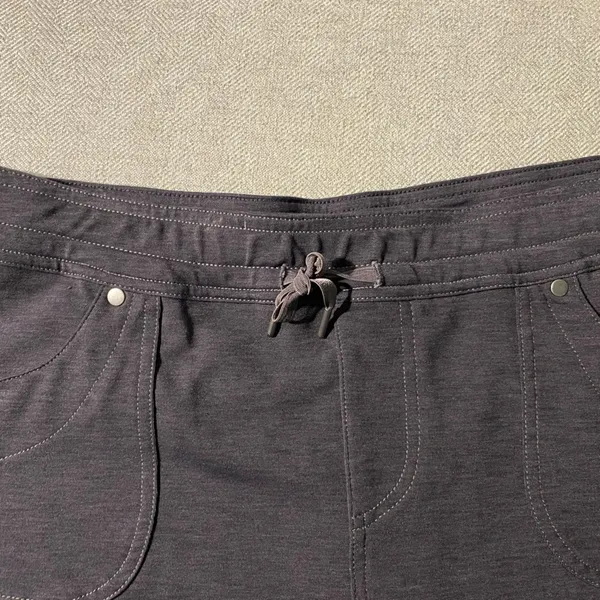 medium cargo skort in charcoal. - Image 8