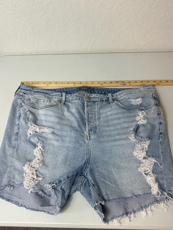 Torrid Women’s Plus 5 Inch Classic Denim HighRise Shorts Medium Wash Size 20 - Image 5