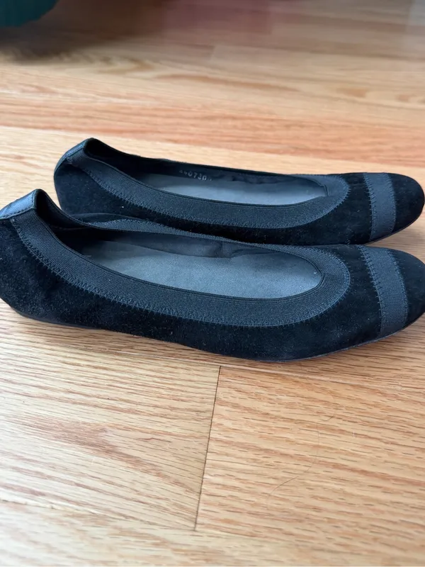 Stuart Weitzman Black Suede Ballet Flats Grosgrain Trim Size 6.5 - Image 2