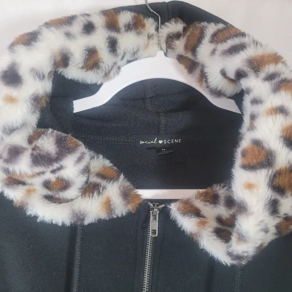 Social Scene Black Cropped Zip Up Hoodie Sm Faux Fur Leopard Hood Pom Poms Bratz - Image 4