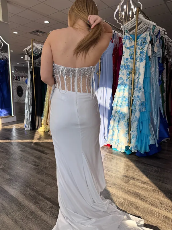 White prom dress with corset amd pearls - Image 4