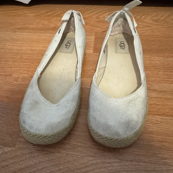 UGG Size 6 Off White Flats - Image 2