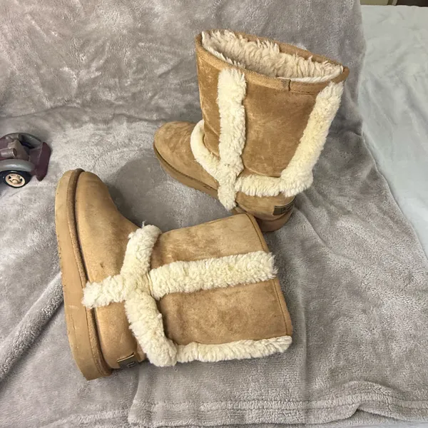 Classic Shearling-Lined Women’s Winter Boots in Tan size 8 - Image 4
