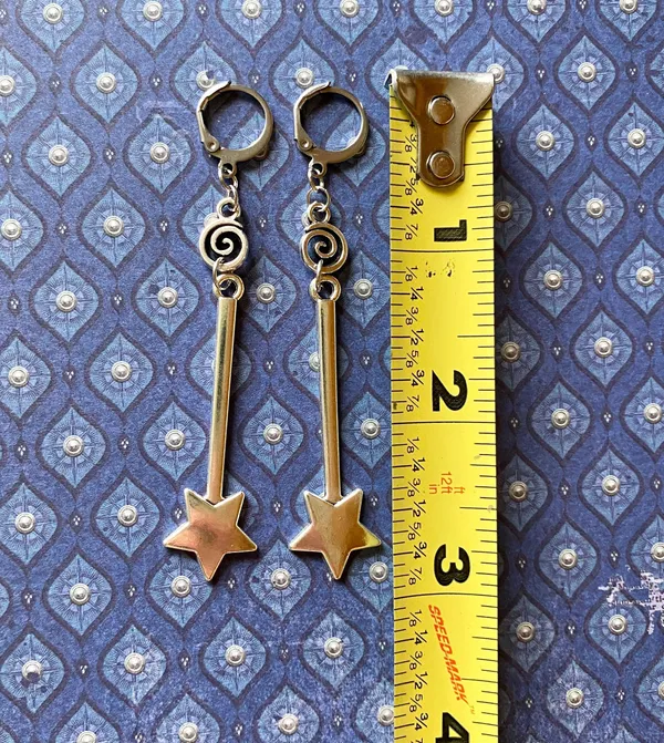 Handmade y2k Kawaii funky grunge style shooting stars & swirl charms stainless steel dangle earrings 🎲🖤 - Image 3