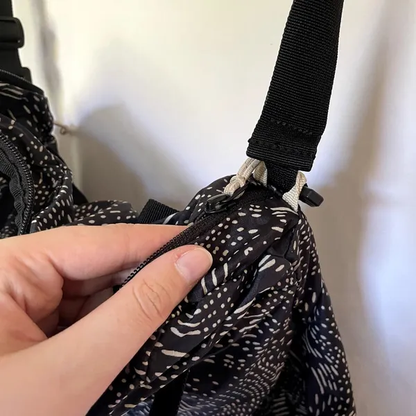 REI‎ lightweight handbag crossbody bag black white patterned adjustable handles - Image 5