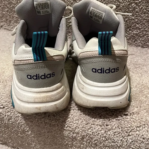Adidas sneakers women’s 8.5 - Image 4