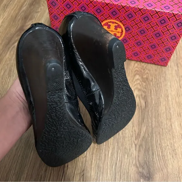 TORY BURCH black gold wedge heels pumps shoes women’s 7 - Image 5