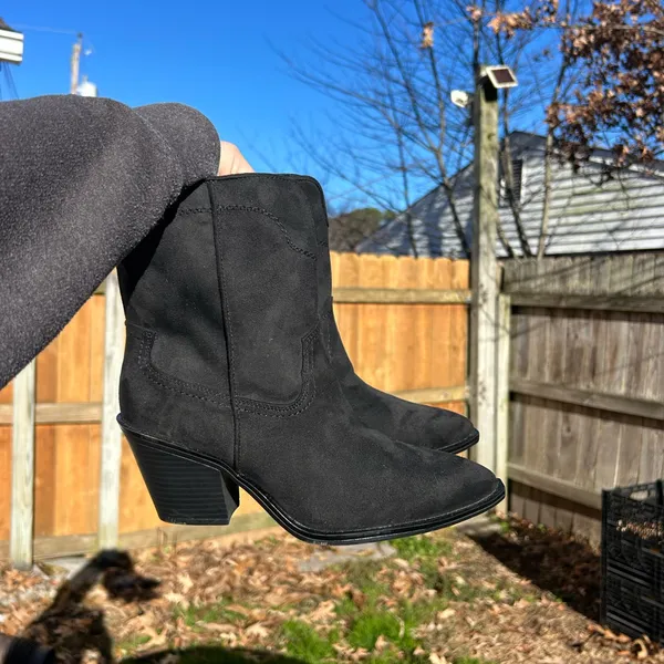 Universal Threads Women’s Dallas Ankle Western Bootie‎ in black– size 7.5 wide - Image 9