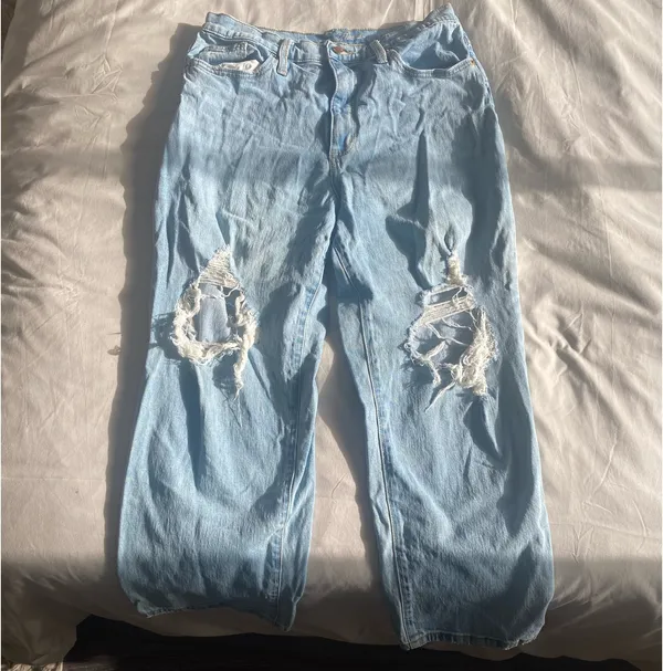 Loose Light Wash High-Rise Jeans - Image 2