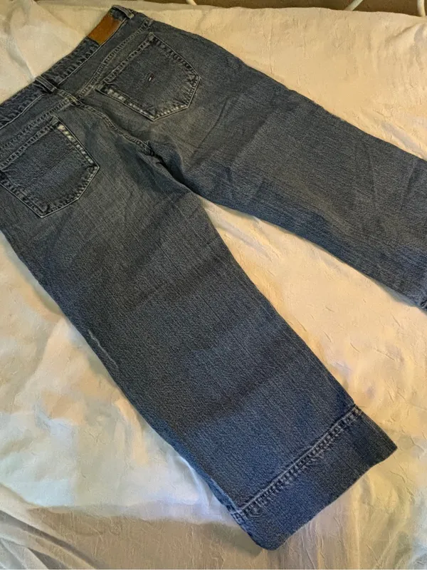 Tommy Hilfiger | wide leg capri jeans, distressed, medium | size 12 - Image 3