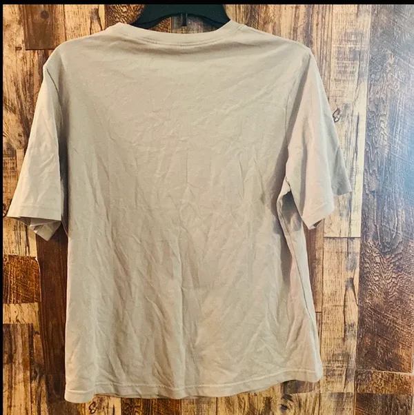 Gym Shark women's athletic T-shirt grayish/ brownish short sleeve size medium. 25 length x 19 width - Image 4