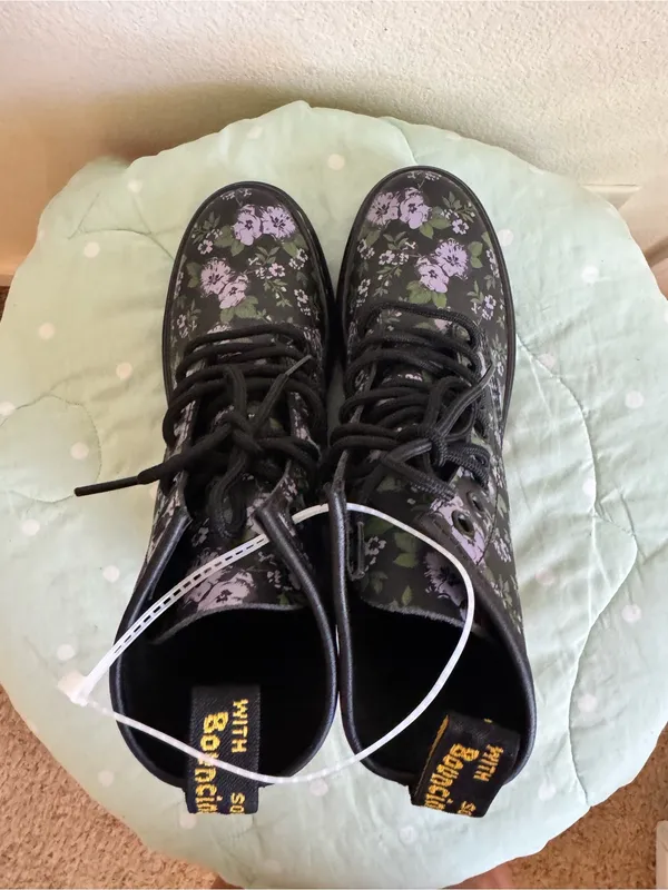 NEW Dr. Martens Zavala boots feature a black "Primrose Floral" Womens size 5 - Image 6