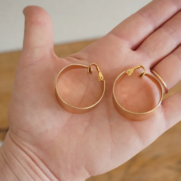 Vintage Gold Tone Textured Wide Clip On Hoop Earrings Floral Pattern Retro Boho‎ - Image 4