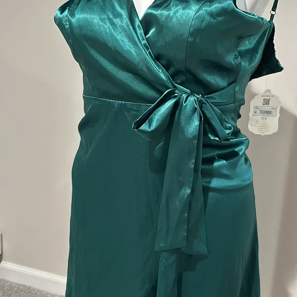 NWT Altar’d State Ava Satin Illusion Wrap Dress size M hunter green‎ - Image 4