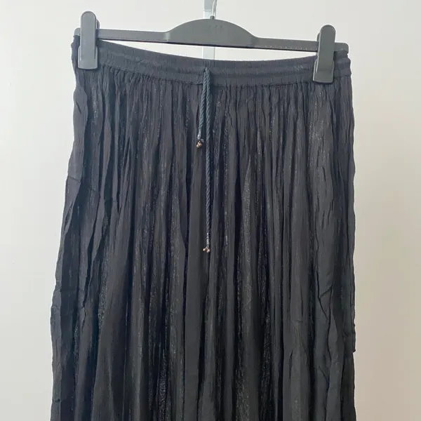 Boho Beachy Relaxed Flowy Witchy Crinkle Maxi Skirt OS Black - Image 2