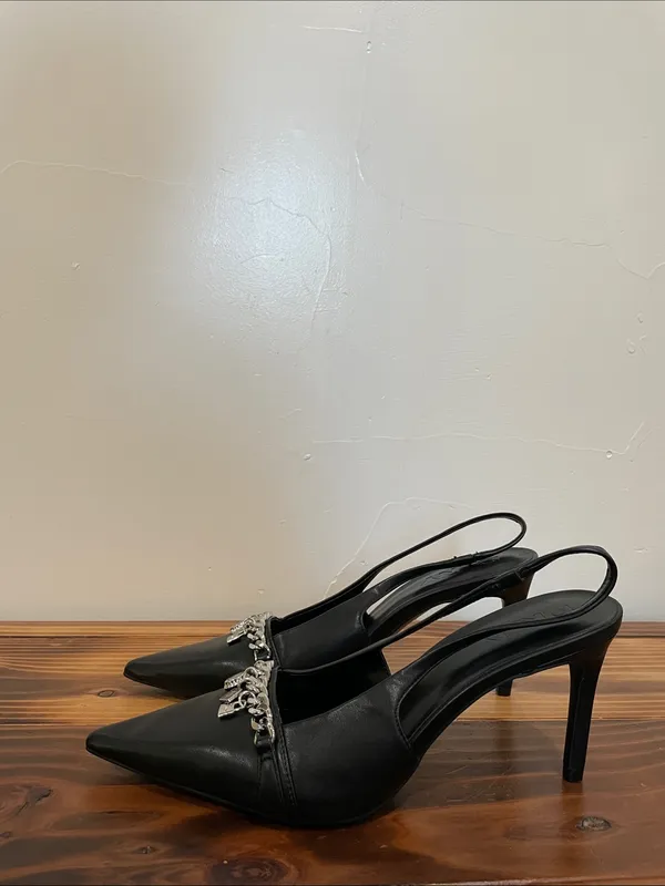 New! DKNY Slingback Pumps Black Heels Chain & Charms Detail Size 8.5 - Image 8