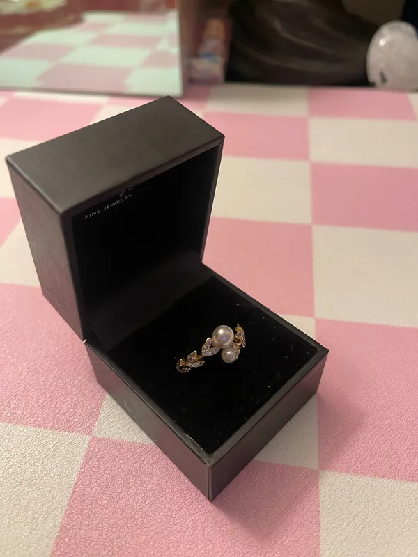 Elegant goldtone ring Gold Size 8 - Image 2