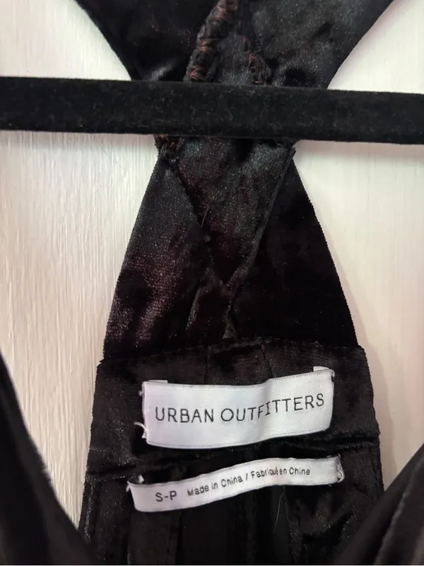 Urban Outfitters‎ Black Velvet Overall Jumpsuit Size Small Shapeless Overalls - Image 8