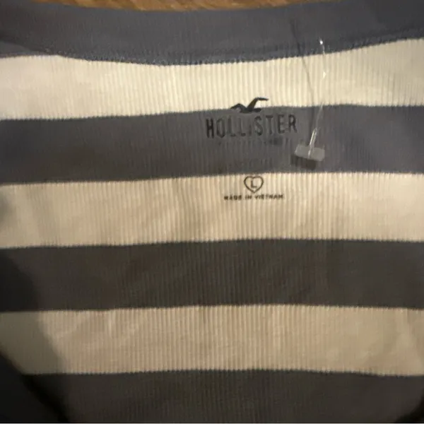 Hollister Women's Short Sleeve Crop Tee Size Large‎ Stripe Grey/white y2k - Image 2