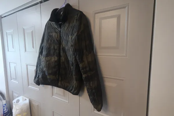 PINK Victoria's Secret camo camoflage puffer sweater jacket in army green size small. - Image 2