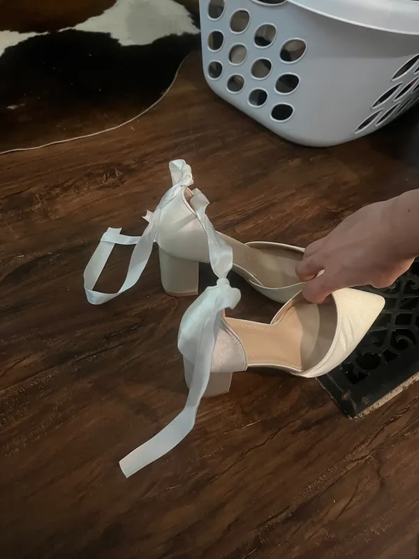 Ladies white satin heels with bow detail - Image 3