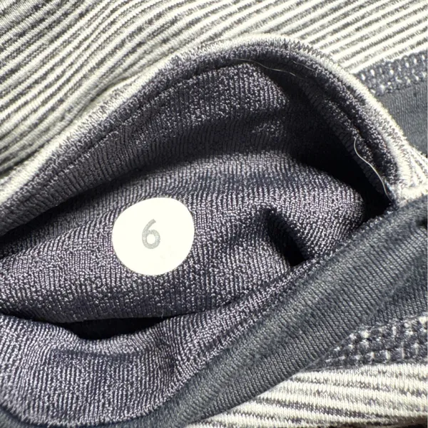 Lululemon Running Shorts Athletic Stretch Waist Pockets Size‎ 6 - Image 3