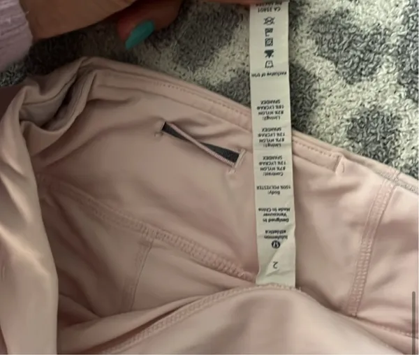 Lululemon ruffled skirt, size 2, and a light pink color - Image 4