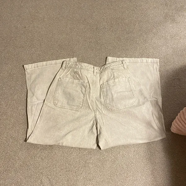 Universal Threads NWOT Cream Baggy Flare Cropped Denim Jeans - Image 3
