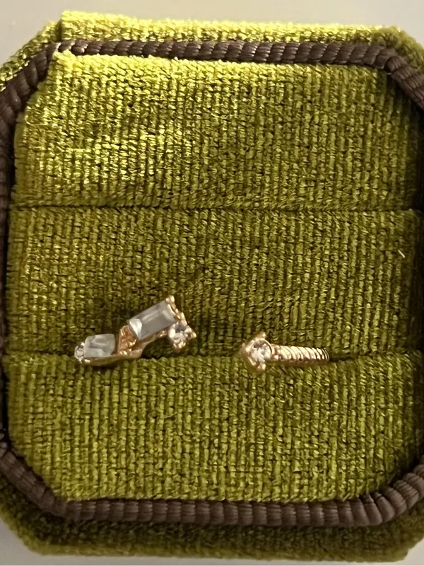 Classic Design Gold Band w/ Cubic Zirconia Diamond Clusters Adjustable 6-9 - Image 3
