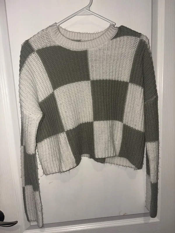 Moon & Madison Sage Checkered Cropped Sweater, featuring a soft knit and a relaxed crewneck design - Image 3