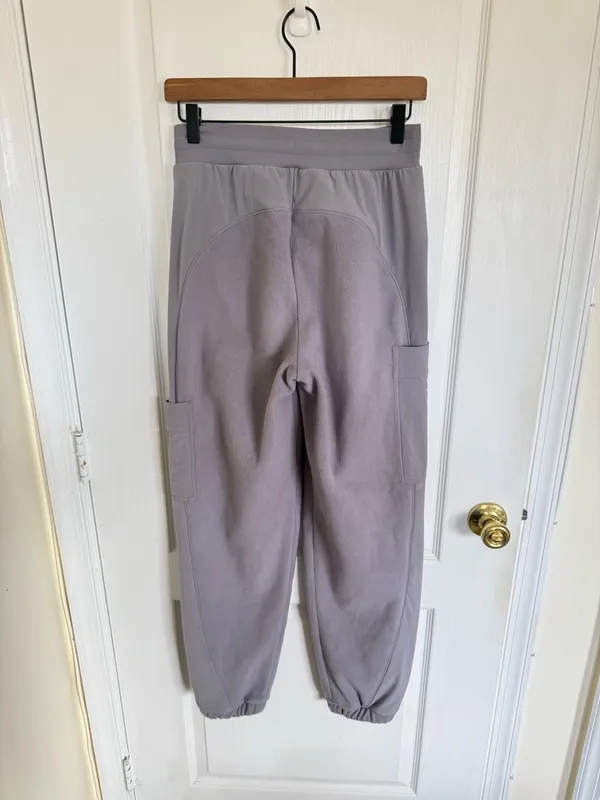 Alo Yoga Polar Fleece Wintry Mix Cargo Pant in Fog Grey - Image 7