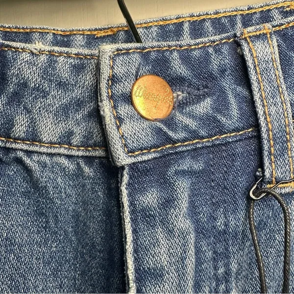 Wrangler Women’s High Rise Relaxed Mom Jeans. Medium Wash. Size 27. - Image 9