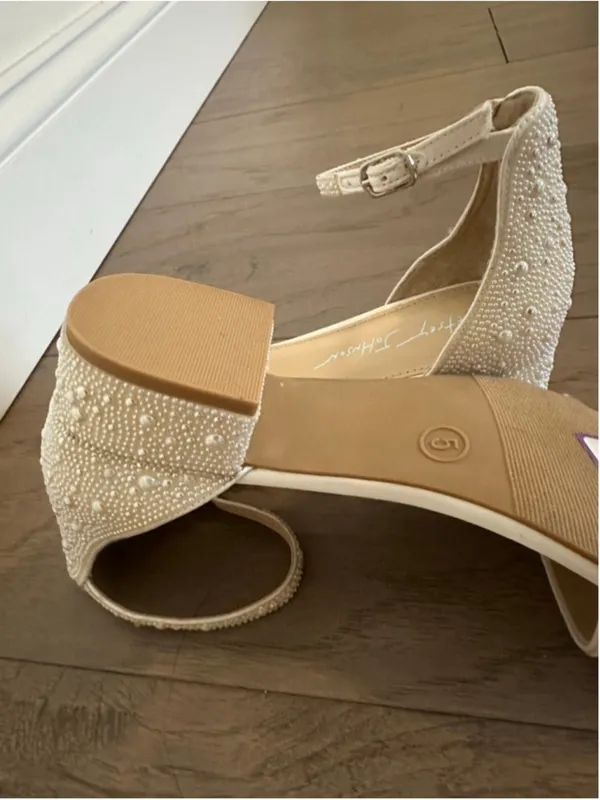 Betsey Johnson Mari White Pearl Embellished Block Heel Sandals Size 5 - Image 9
